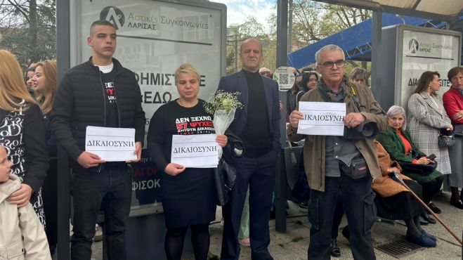 Λάρισα | Σιωπηλή διαμαρτυρία από συγγενείς της Κλαούντια που σκοτώθηκε στα Τέμπη