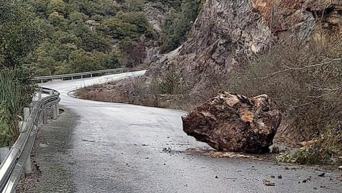 Ο Νικολάου ρώτησε για την πτώση βράχων στο δρόμο &quot;Δρακοβουνίου – Κερπινής&quot; | Λαμπρόπουλος: &quot;Κάνουμε μελέτες, τα χρήματα δεν φτάνουν για να λυθούν όλα&quot;!