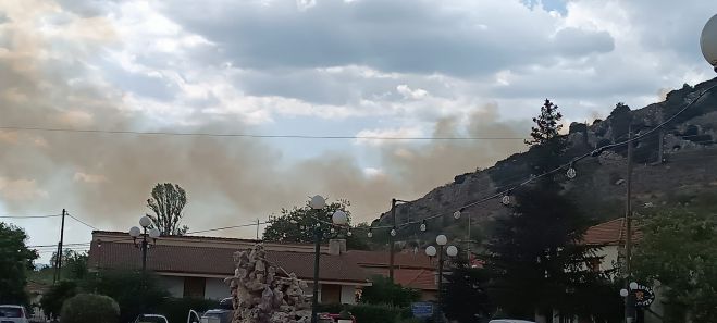 Υπό έλεγχο η πυρκαγιά κοντά στο Στενό - Δεκάδες ρίψεις από αεροσκάφη, ξέσπασε καταιγίδα στην περιοχή (εικόνες - βίντεο)