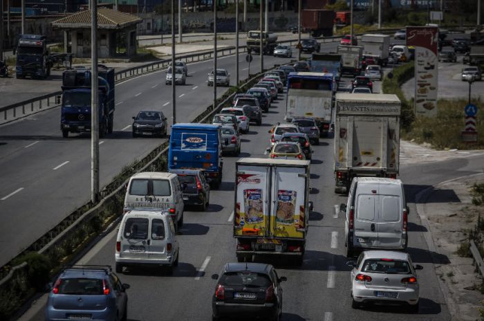 «Έμφραγμα» σε Αθηνών - Κορίνθου λόγω της εξόδου των εκδρομέων