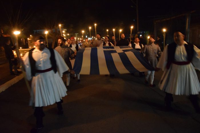 Λαμπαδηδρομία και παραδοσιακοί χοροί την παραμονή της 25ης Μαρτίου στην Κανδήλα (εικόνες - βίντεο)