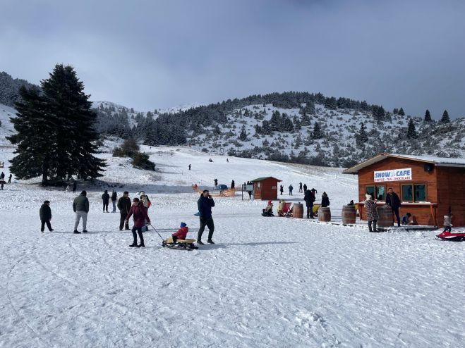 Αρκετός κόσμος στο Χιονοδρομικό Κέντρο Μαινάλου - "Να έχετε μαζί σας αλυσίδες"