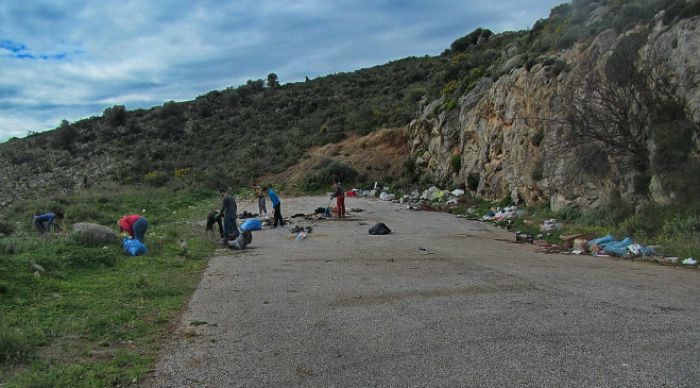 Εθελοντές από το Λεωνίδιο καθάρισαν δρόμο κάτω από το αναρριχητικό πεδίο στην Καραθώνα!