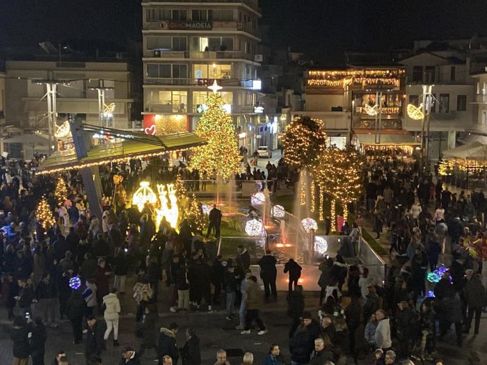 Φωταγωγήθηκε το Χριστουγεννιάτικο Δένδρο στην πλατεία Πετρινού! (vd)