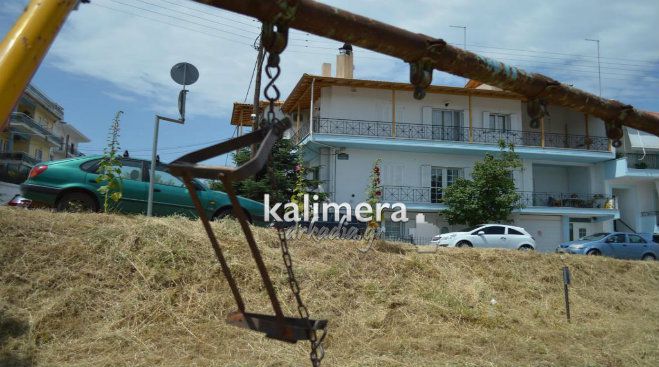 Σπασμένα όργανα και ξερά χορτάρια σε παιδικές χαρές της Τρίπολης (vd)