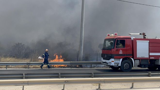 Μπήκε σε σπίτια η πυρκαγιά στη Βάρης - Κορωπίου