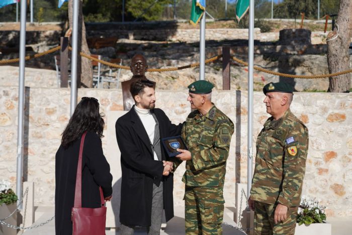 Ο διεθνής Έλληνας γλύπτης Νίκος Φλώρος φιλοτέχνησε αφιλοκερδώς την προτομή του ευεργέτη Ιακώβου Τσούνη για το ΓΕΕΘΑ