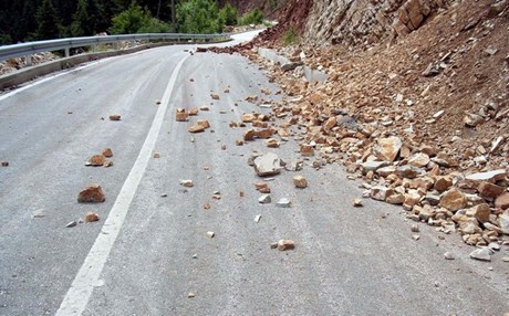 Αποκόλληση βράχων στην επαρχιακή οδό Τυρού - Λεωνιδίου