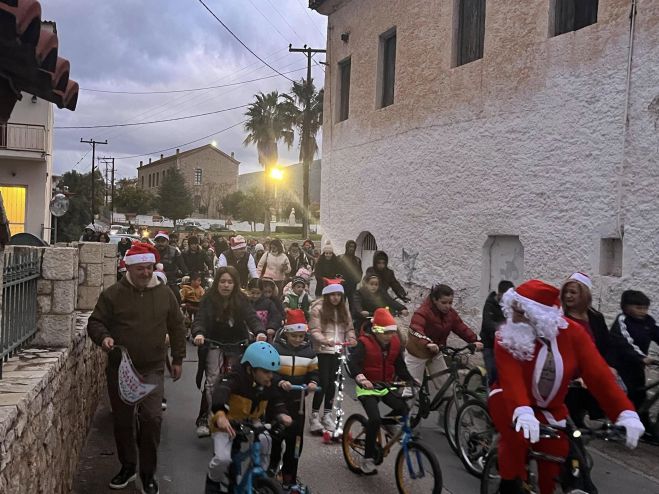 Μικροί και μεγάλοι στη Χριστουγεννιάτικη ποδηλατάδα του Άστρους (εικόνες)