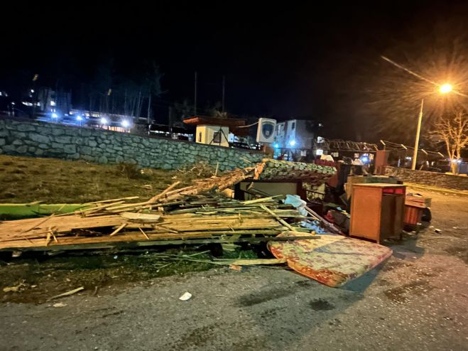 Πέταξαν μπάζα, στρώματα και έπιπλα στην περιοχή της Μεραρχίας - Σε μήνυση προχώρησε ο δήμος Τρίπολης (εικόνες)