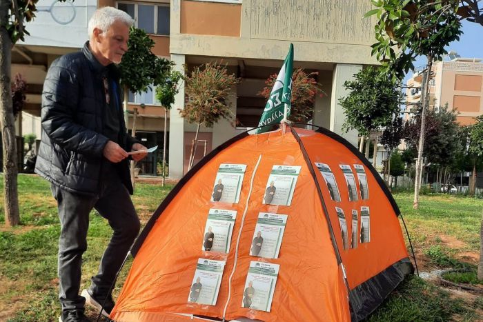 Γιάννης Κανελλάκης | Ο Γορτύνιος υποψήφιος βουλευτής του ΠΑΣΟΚ έφτιαξε προεκλογικό κέντρο σε μία ... σκηνή!