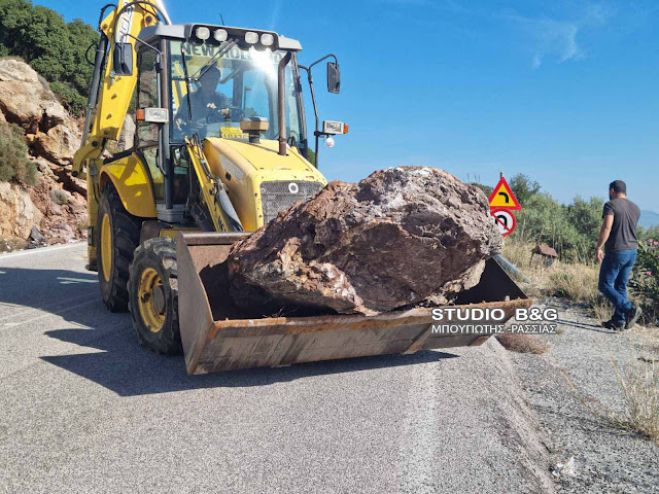 Τρόμος για οδηγό στον Κολοσούρτη - Τεράστιος βράχος έπεσε πάνω σε όχημα