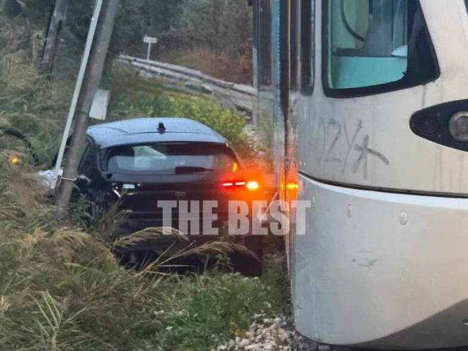 Σύγκρουση προαστιακού με ΙΧ στην Πάτρα