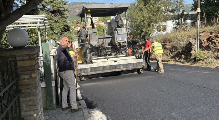 Εργασίες στην περιοχή της Αγίας Αικατερίνης | Τζιούμης: «Υλοποιούμε χωρίς παρεκκλίσεις το πρόγραμμα ασφαλτοστρώσεων στην πόλη και τα χωριά μας»