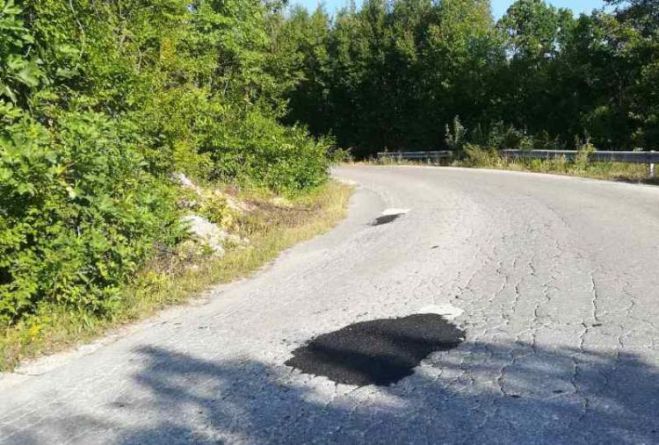 Κλείνουν λακκούβες σε δρόμους της Γορτυνίας