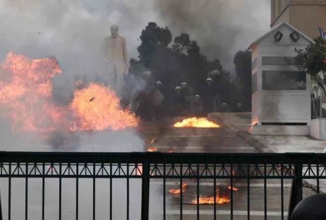 ΣΥΡΙΖΑ: &quot;Ας ανοίξει ο κ. Χρυσοχοΐδης τον δρόμο στον κ. Μητσοτάκη παραιτούμενος πρώτος ο ίδιος και στη συνέχεια ο εντολέας του&quot;