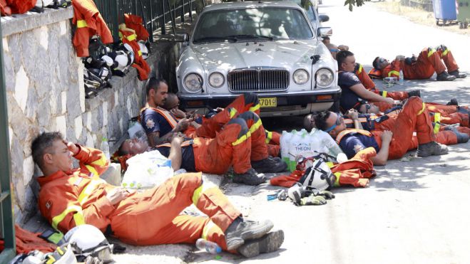 Πυροσβέστες αποκαμωμένοι από την υπεράνθρωπη μάχη στις φωτιές ...