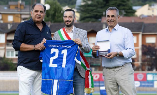 ASTERAS AKTOR | Η επετειακή φανέλα στον team manager της Hellas Verona, Sandro Mazzola (εικόνες)