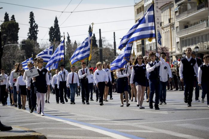 Πάτρα | ΕΔΕ για τον γυμναστή που επέλεγε «ψηλές και αδύνατες μαθήτριες» για την παρέλαση της 25ης Μαρτίου