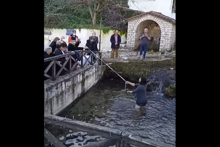 Πλάτανος Κυνουρίας | Αγιασμός Υδάτων στα παγωμένα νερά του Βρασιάτη (vd)