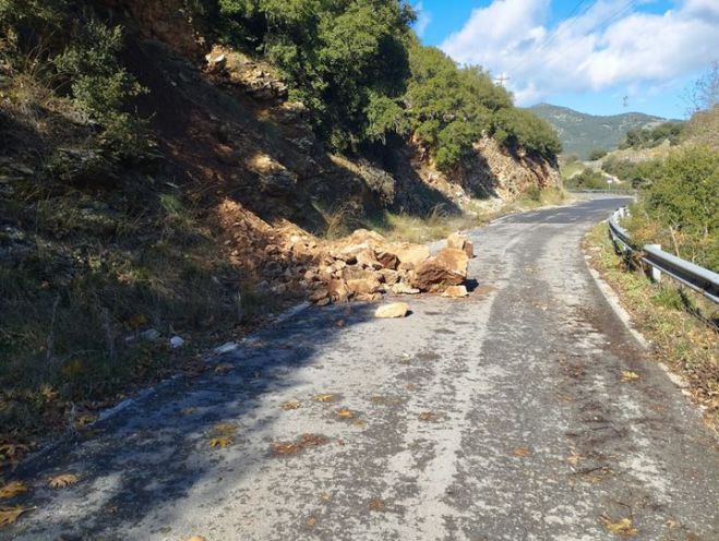 Βράχια έκλεισαν το μισό δρόμο &#039;&#039;Δερβένι - Θεόκτιστο&#039;&#039; στη Γορτυνία