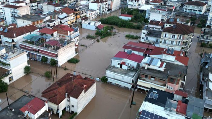 Κόκκινος συναγερμός για τον Πηνειό Απειλείται η Λάρισα - Εκκενώνονται τρία χωριά