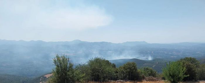 Επικίνδυνη λόγω του αέρα η φωτιά στη Γορτυνία