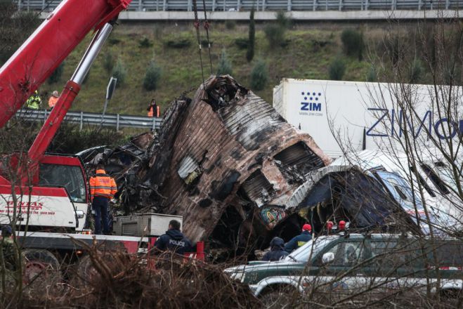 Το ΕΣΡ ζητάει από τα ΜΜΕ «να μην προκαλούν πανικό στο κοινό» για την τραγωδία των Τεμπών