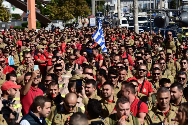 Πάνω από 2.500 εποχικοί πυροσβέστες βγήκαν στους δρόμους - Θα διανυκτερεύσουν έξω από το Υπουργείο - Ένας απείλησε να αυτοκτονήσει (vd)