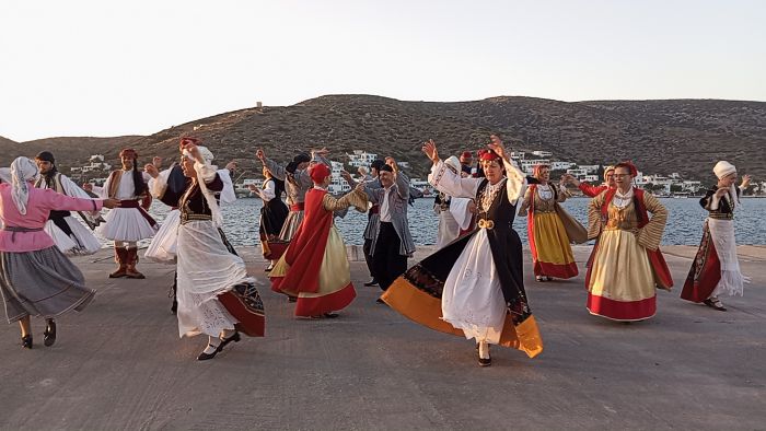 Χορωδία &quot;Ορφέας&quot; και Χορευτικός Όμιλος Τρίπολης κέρδισαν τις εντυπώσεις στο Αμοργιανό Φεστιβάλ (εικόνες - βίντεο)