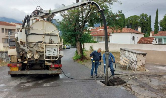 Κακοκαιρία | Επιχείρηση "καθαρισμός φρεατίων" από την ΔΕΥΑΤ (εικόνες)