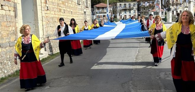 Ο Σύλλογος Πελοποννησίων Ελευσίνας με μία τεράστια ελληνική σημαία στην παρέλαση των Λαγκαδίων Γορτυνίας! (εικόνες)