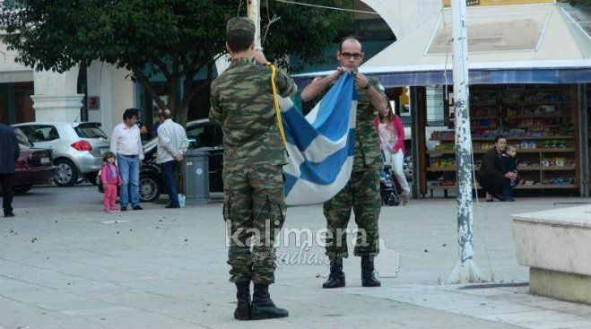 Υποστολή σημαίας από το στρατό στην Τρίπολη (vd)