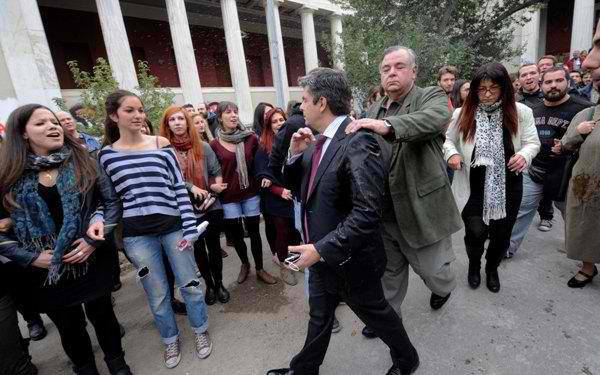 Φοιτητές πέταξαν καφέδες και νερά στον πρώην Πρύτανη του Πανεπιστημίου Πελοποννήσου! (video)