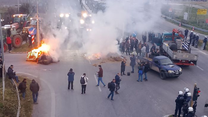 Αγρότες | Με φωτιές απέκλεισαν την παλιά εθνική οδό Λάρισας - Βόλου (vd)