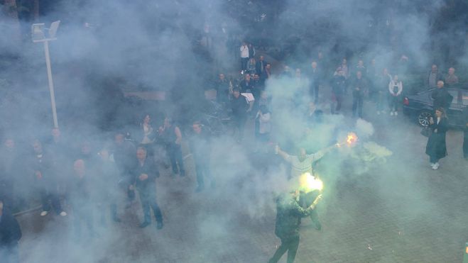 Με πράσινα καπνογόνα και "Καλημέρα Ήλιε" η άφιξη του Οδυσσέα στο Πνευματικό Κέντρο! (vd)