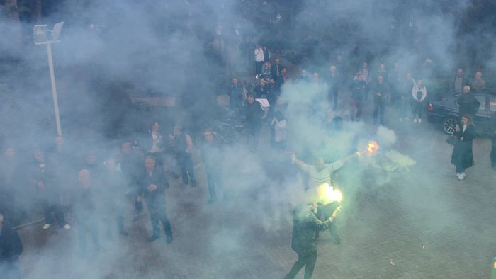 Με πράσινα καπνογόνα και &quot;Καλημέρα Ήλιε&quot; η άφιξη του Οδυσσέα στο Πνευματικό Κέντρο! (vd)