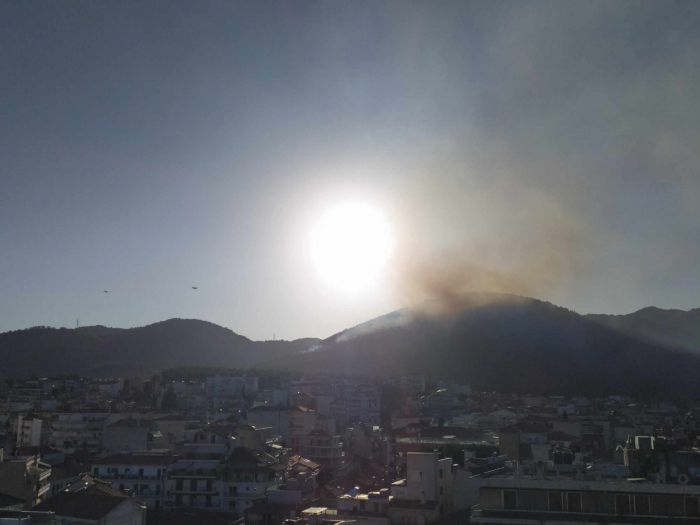 Σε ύφεση η δασική πυρκαγιά της Τρίπολης