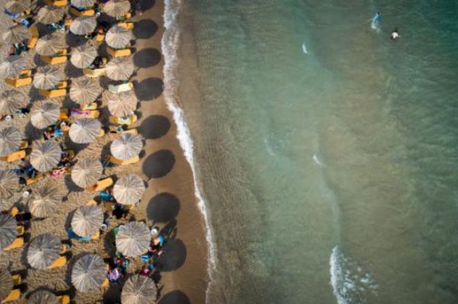 Κοντά στα 150 € το κόστος τετραμελούς οικογένειας σε μια οργανωμένη παραλία στην Αττική! (vd)