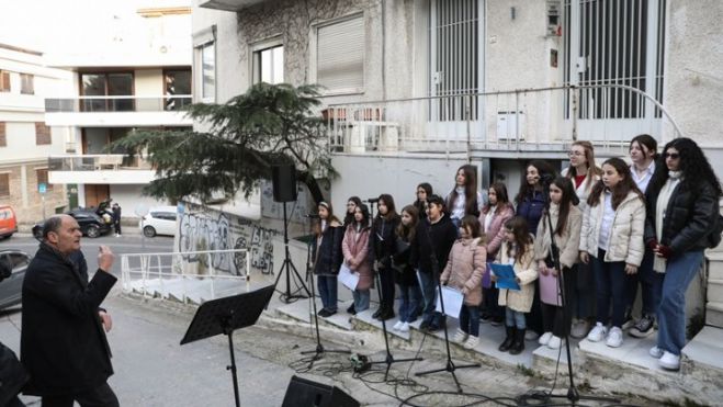 Συμβολική κίνηση αλληλεγγύης από τα παιδιά της χορωδίας του Μουσείου Μίκη Θεοδωράκη Ζάτουνας