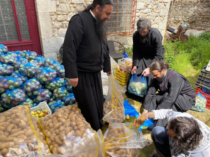 &quot;Δέματα αγάπης&quot; για το Πάσχα από την Εκκλησία στην Τρίπολη (εικόνες)