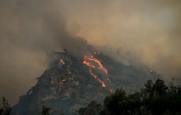 Πυρκαγιές | Δύσκολη νύχτα για Αιγιάλεια και Βουραϊκό