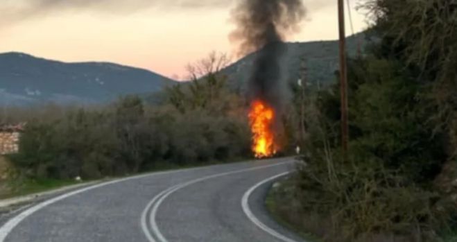 Βυτίνα | Σώθηκαν από θαύμα τρεις νεαροί, όταν το τζιπ τους έπεσε σε χαντάκι και έπιασε φωτιά!