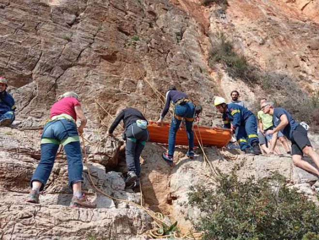 Τραυματισμός ορειβάτη στο Λεωνίδιο - Αποτελεσματική παρέμβαση από την Πυροσβεστική! (εικόνες)