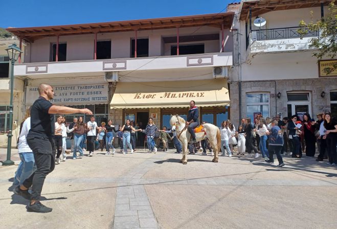 Τρόπαια | Γλέντι, καβαλάρηδες και έκθεση με κουλούρες του Αϊ Γιώργη (εικόνες - βίντεο)