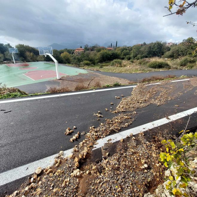 Με πέτρες και χαλίκια γέμισε ο δρόμος στο Ελληνικό (εικόνες)