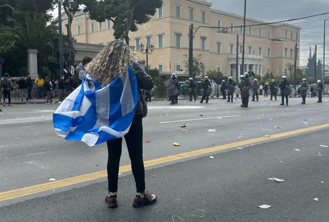 «Ντροπή, έπρεπε να είστε μαζί μας» - Διαδηλωτές τραγούδησαν τον εθνικό ύμνο στις δυνάμεις της αστυνομίας