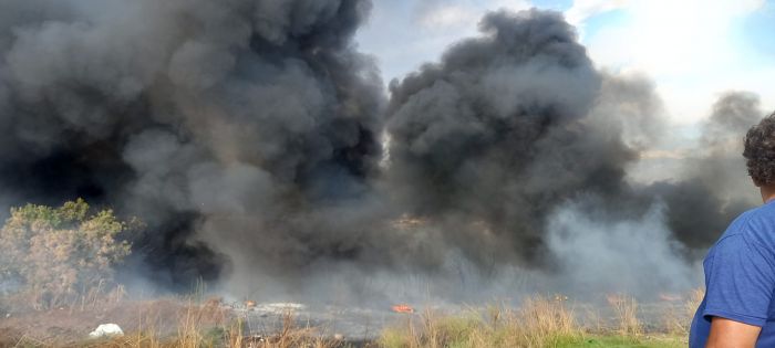 Γέμισε με μαύρους καπνούς ο ουρανός στην Καλαμάτα - Μεγάλη πυρκαγιά σε καταυλισμό κοντά στην πόλη! (εικόνες)