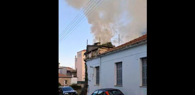 Τρίπολη | Φωτιά σε προαύλιο σπιτιού - Σβήστηκε άμεσα από την πυροσβεστική (vd)