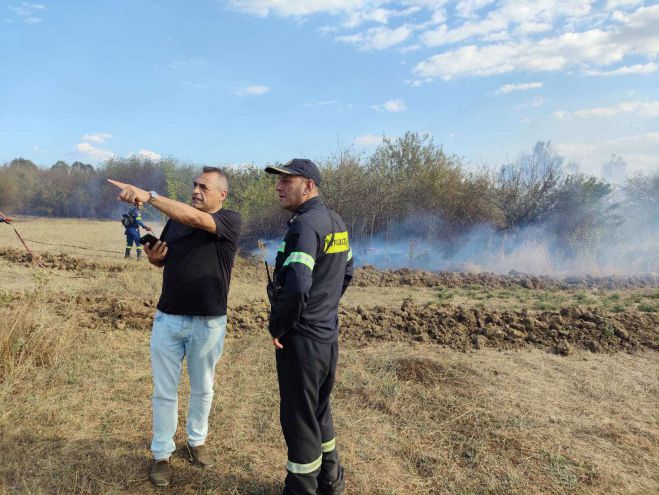 Υπό έλεγχο η φωτιά στο Δεμίρι | Στην κατάσβεση συνέδραμαν υδροφόρες και μηχανήματα του δήμου Τρίπολης - Στο σημείο της πυρκαγιάς ο Τζιούμης (εικόνες)